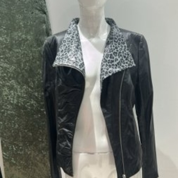 Elegant Black Leather Jacket with Animal Print Collar